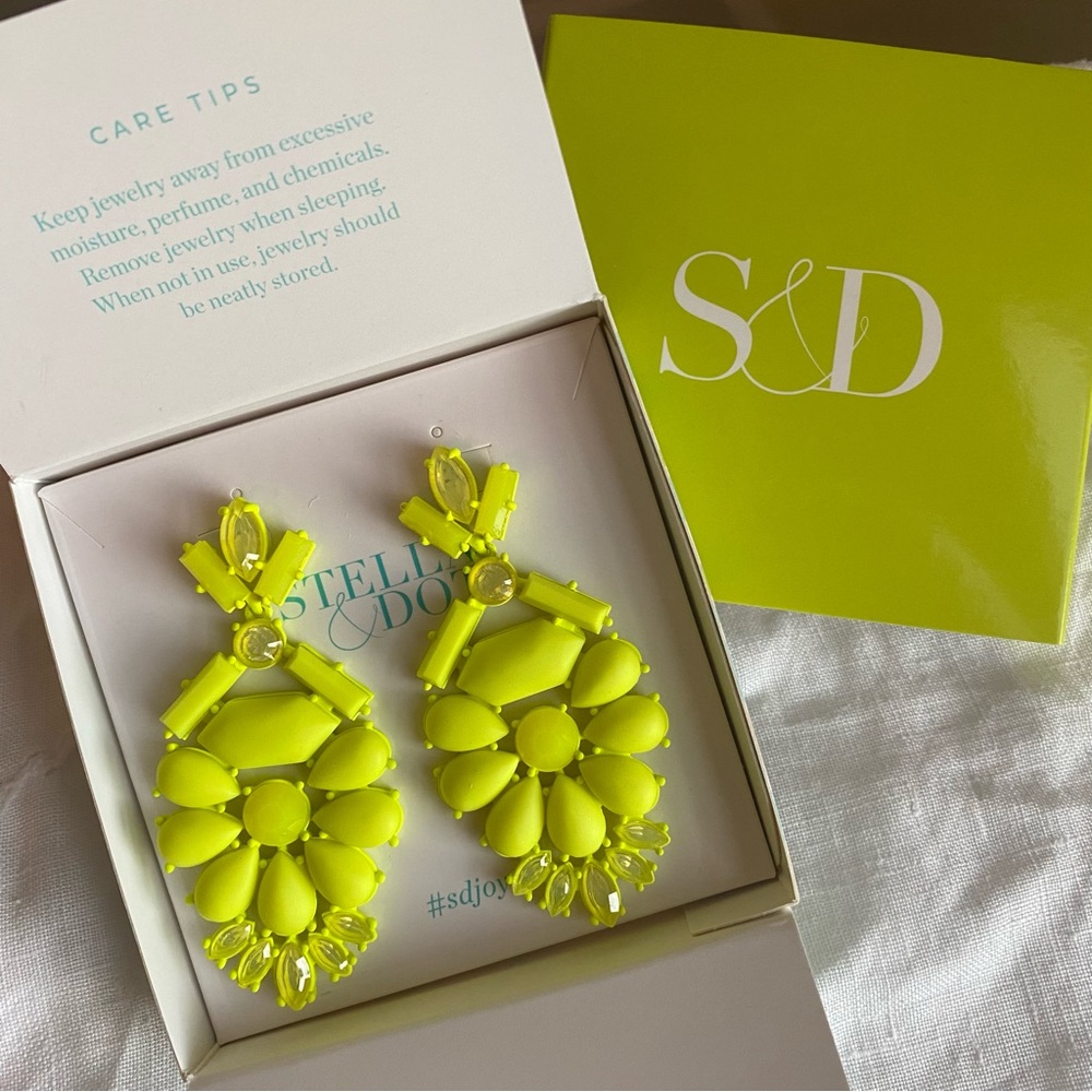 Stella & Dot NIB “Heck Yes” Citron Earrings; Sold Out Twice